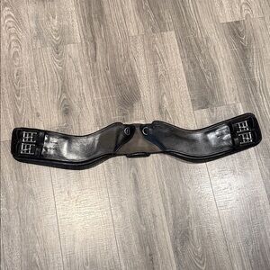 Total Saddle Fit StretchTec Shoulder Relief Dressage Girth™ with Leather Liner